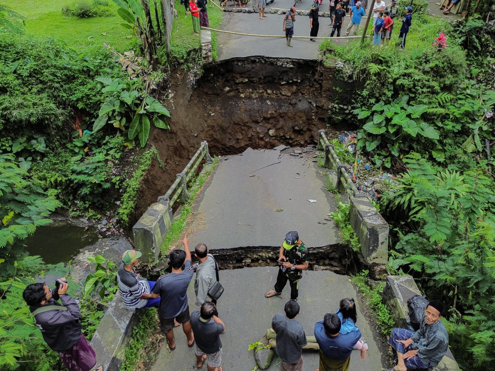 Foto: Jembatan rusak karena banjir di Lumajang – Berita Terkini dari Jakarta dan Seluruh Indonesia Foto: Jembatan rusak karena banjir di Lumajang – Berita Terkini dari Jakarta dan Seluruh Indonesia