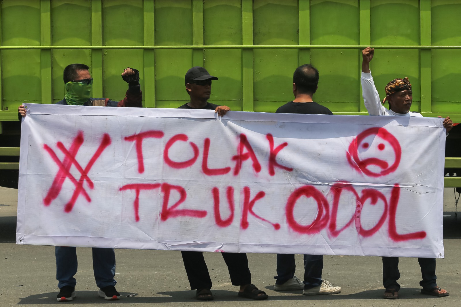 Foto: Demonstrasi meminta penertiban truk dengan muatan berlebih – Berita Hari Ini dari Jakarta dan Seluruh Daerah di Indonesia