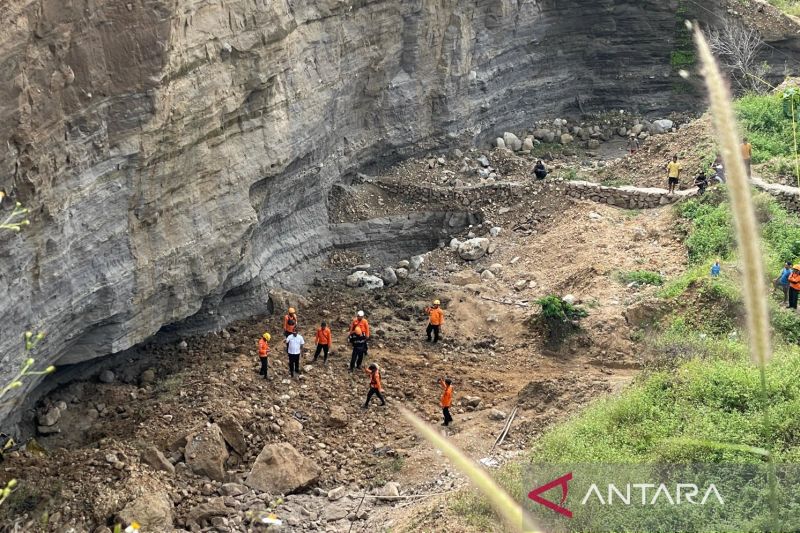 Lagi! Dua Penambang Tertimbun Longsor Galian C Ilegal di Argasunya Cirebon