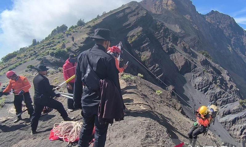 Tim SAR Temukan Wisatawan Asal Brasil yang Jatuh di Gunung Rinjani