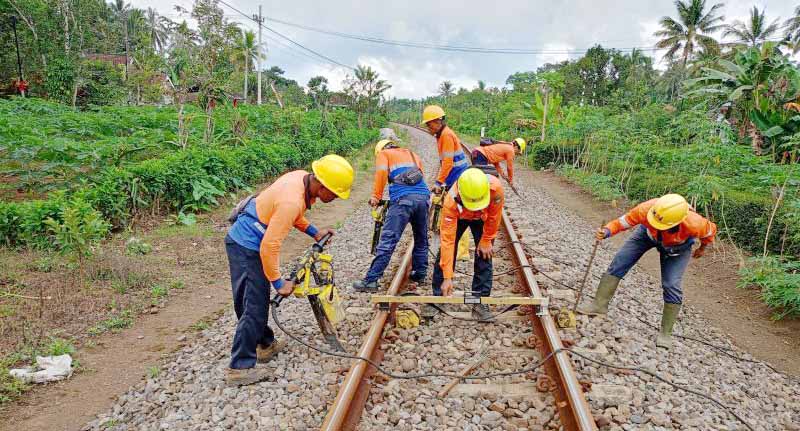 Antisipasi Cuaca Ekstrem, KAI Daop 9 Jember Siagakan Tim Serta Peralatan di Jalur Rawan Banjir dan Longsor