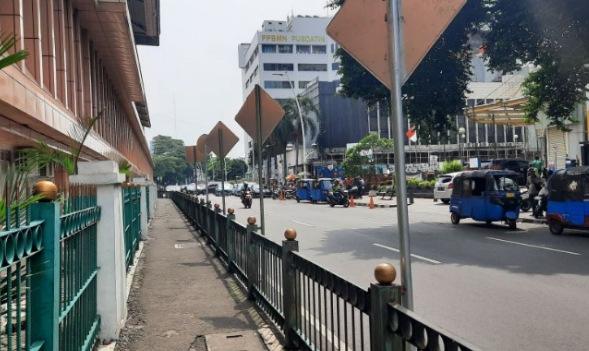 KAI Jakarta Jelaskan Alasan Tak Buka Pagar Tengah Stasiun Cikini