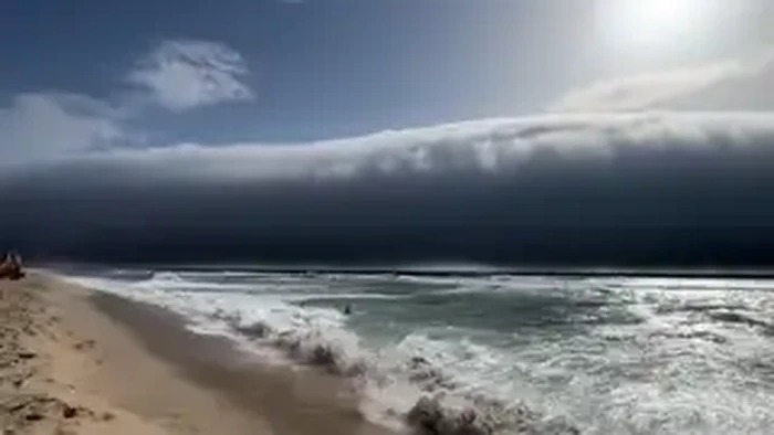 Geger! Awan Tsunami Raksasa Terlihat Wisatawan Panik Berlarian, Penampakannya Ngeri Banget!