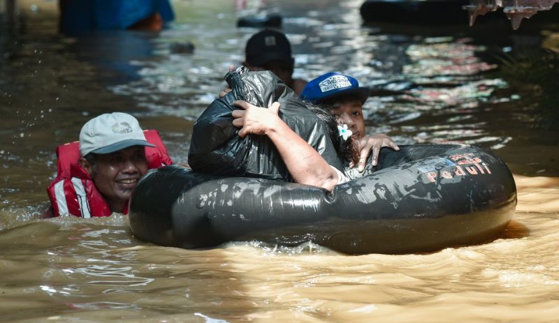 Banjir Ciliwung Landa Jaktim, Ratusan Warga Mengungsi