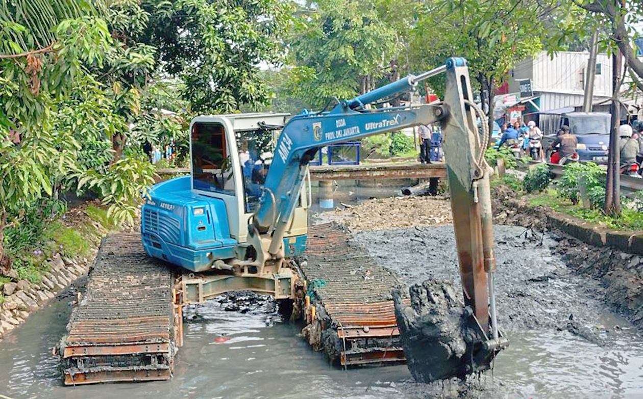 Atasi Banjir, Pemkot Jaktim Gencarkan Pengerukan Kali