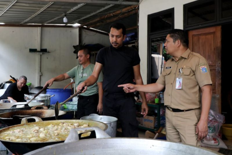 Sudinsos Jaksel Distribusikan Bantuan Makanan bagi Warga Terdampak Banjir
