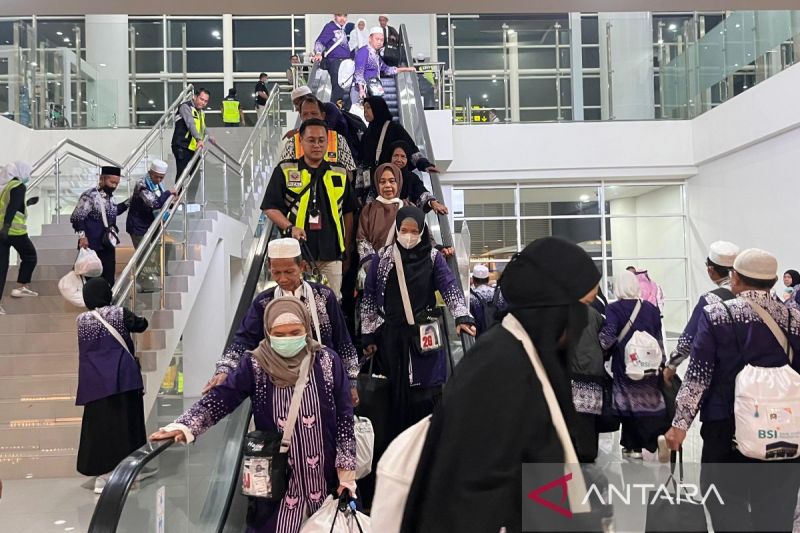 Jemaah Haji Kloter Terakhir Debarkasi Banjarmasin Tiba di Tanah Air 