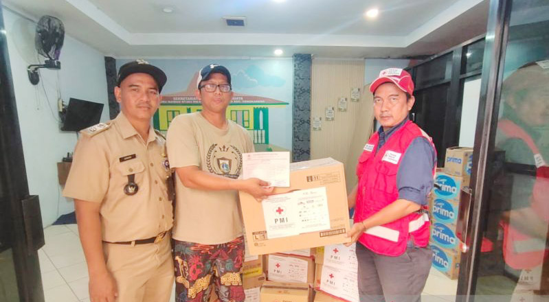 PMI Jakbar Salurkan Bantuan Logistik bagi Korban Banjir di Rawa Buaya