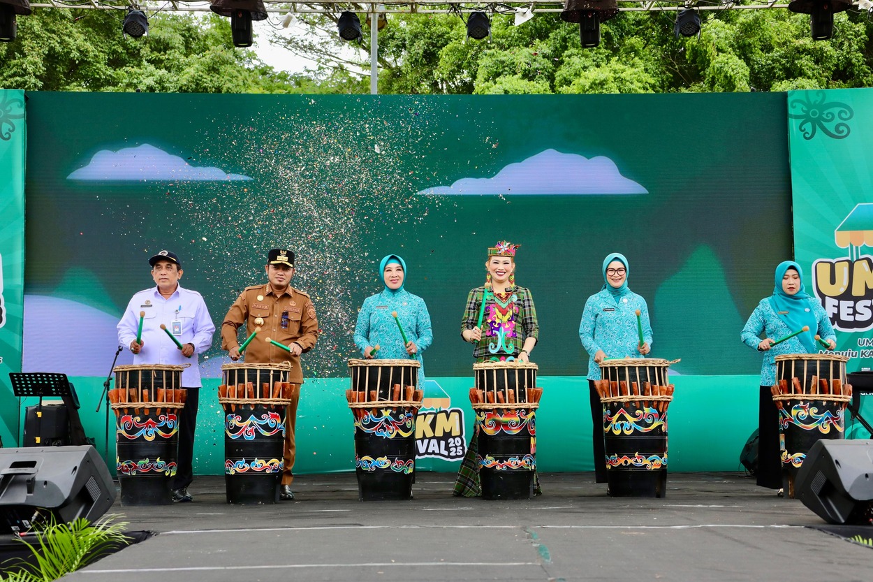 Semarakkan HKG Ke-53, Ketua TP PKK Resmi Buka Pameran Festival UMKM 2025 dan Pemeriksaan Kesehatan Gratis