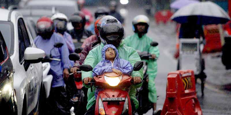 Gambar berita terkait Anda Bermotor Saat Hujan? Hindari Jas Hujan Ponco, Model "Two-piece" Lebih Aman