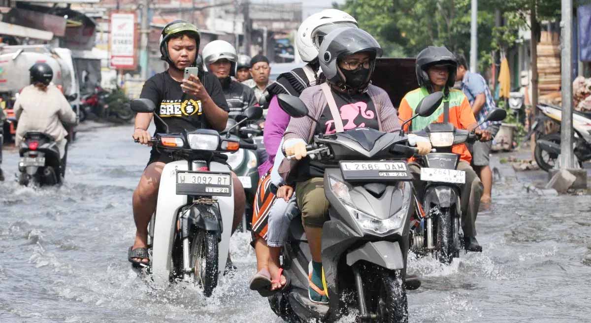 Gambar berita terkait Anda Pemakai Motor Listrik, Ini Trik Kendarai di Genangan Banjir