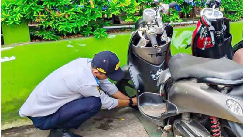 Pemkot Jaktim Cabut Pentil dan Angkut Kendaraan Parkir Liar di Trotoar