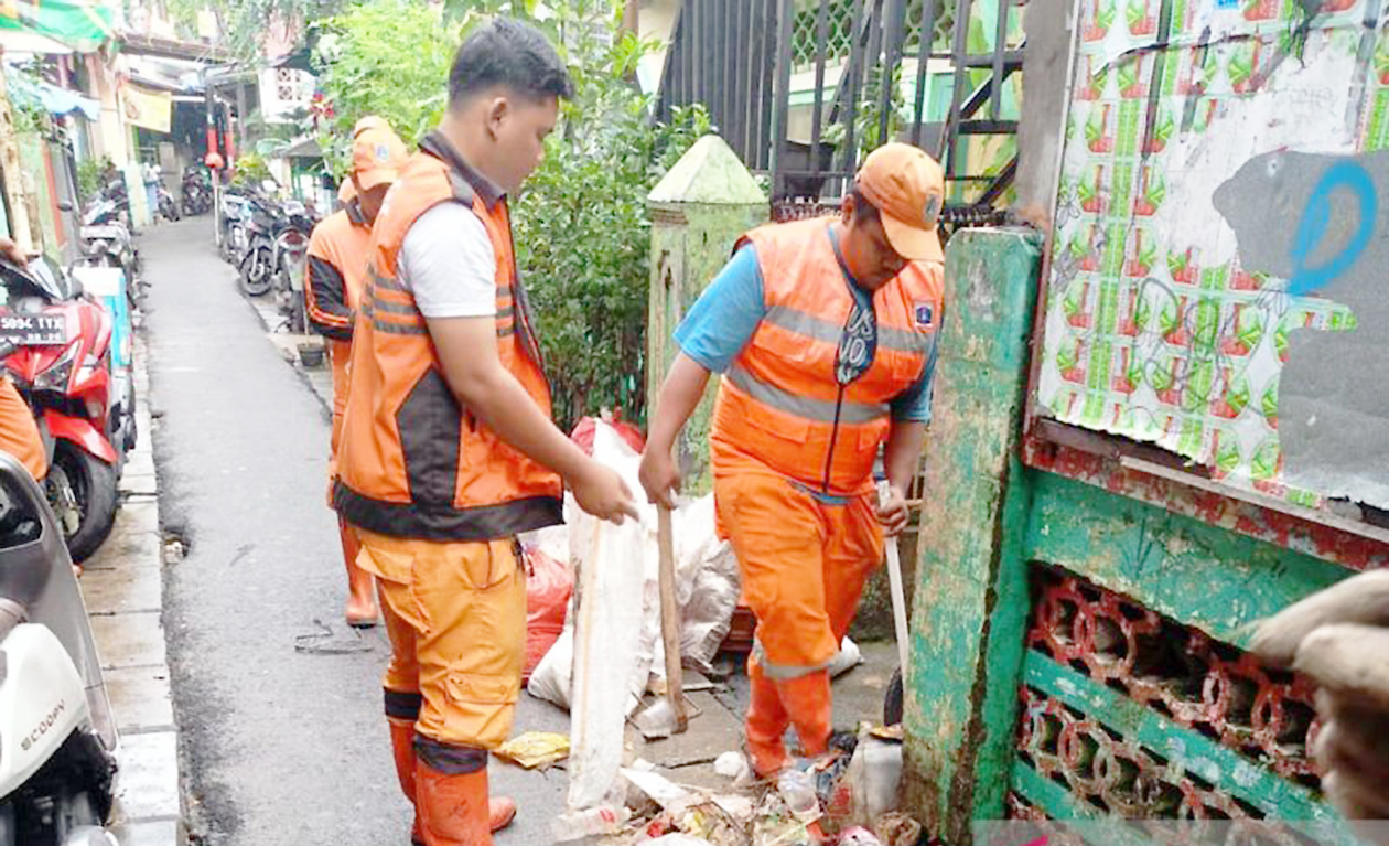 PPSU Bersihkan Sisa Banjir di Kampung Melayu