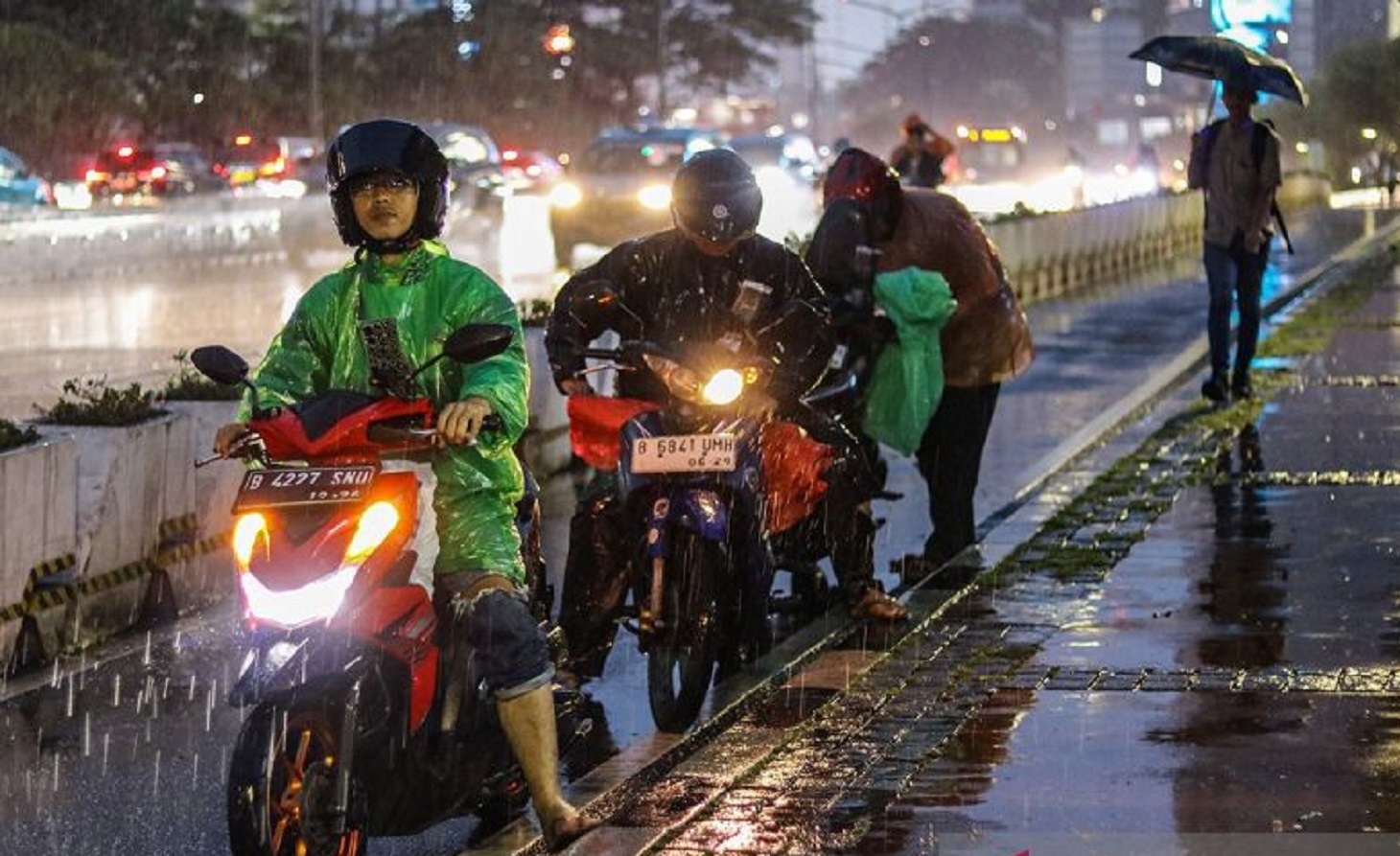 Warga Jakarta Mesti Bersiaga Penuh Sampai Akhir Pekan Hadapi Cuaca Ekstrem