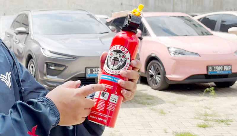 Trik Aman Gunakan APAR pada Mobil Listrik