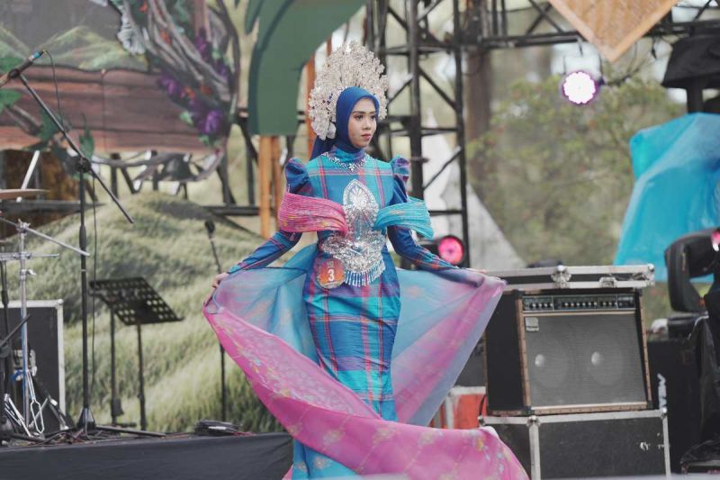 Gambar berita terkait Sutra Cora' La'ba Jadi Primadona di Fashion Week Beautiful Malino
