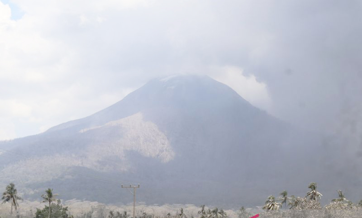Gambar berita terkait Aktivitas Gunung Lewotobi Laki-laki Level IV