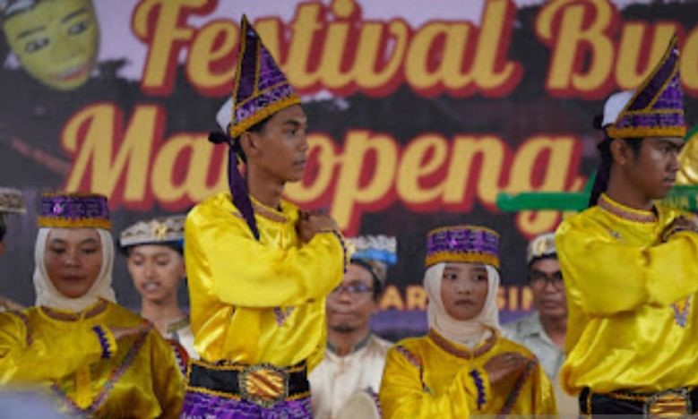 Festival Manopeng Banyiur D...