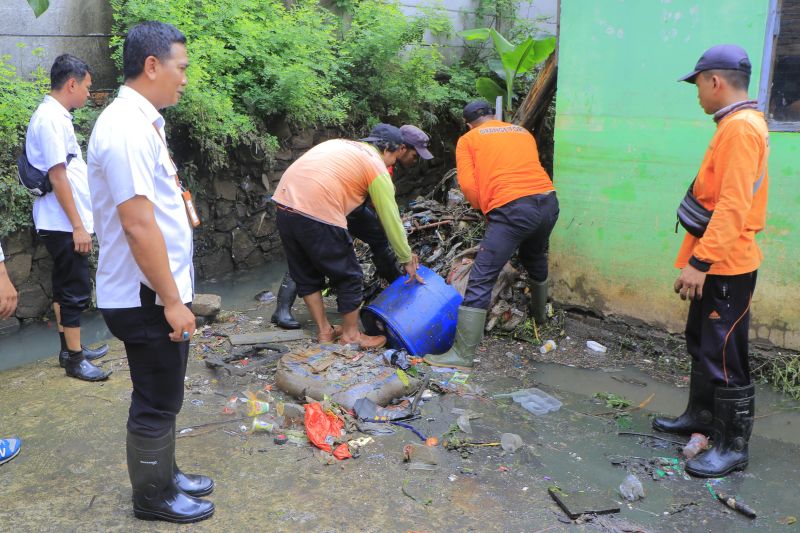 Gambar berita terkait Pemkot Tangerang Terjunkan Petugas Sisir Sampah di Sungai-Saluran Air