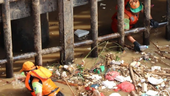 Pemprov DKI Terjunkan Pasukan Oranye Angkut Sampah di Sungai