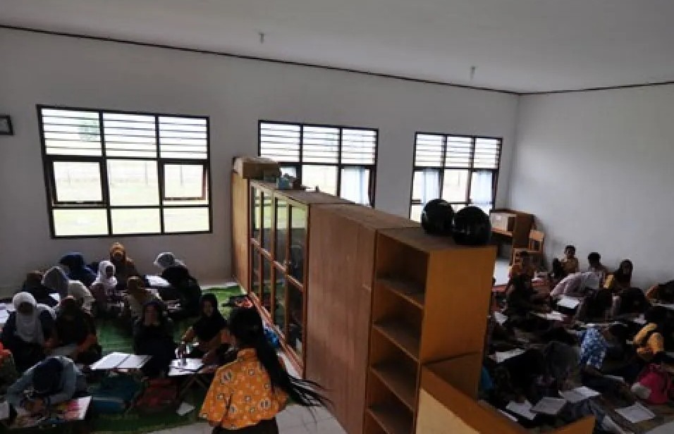 Miris! Puluhan Siswa SD di Cianjur Belajar di Lantai Musala, Sudah 3 Tahun Kondisinya Tak Berubah