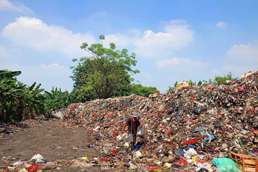 Tumpukan Sampah Menutup Akses Jalan di Penggilingan Cakung
