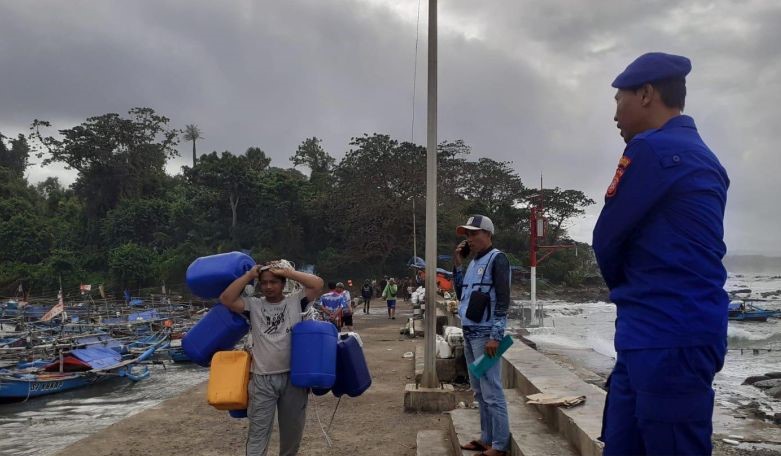 Polres Cianjur Siagakan Petugas Gabungan untuk Patroli di Pantai Selama Cuaca Ekstrem