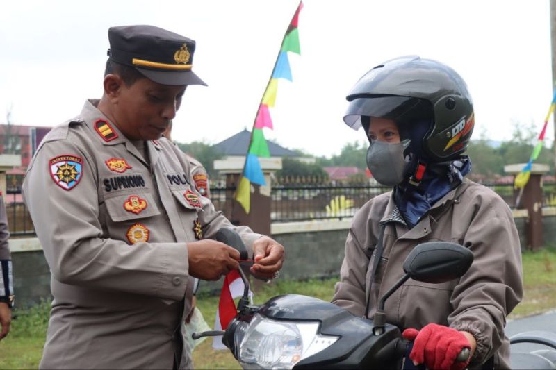 Polres Lingga Bagikan Ratusan Bendera Sambut HUT Ke-80 RI
