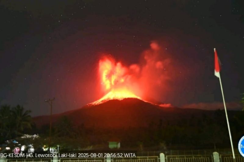 Badan Geologi Jelaskan Pemicu Letusan Gunung Lewotobi pada Jumat Malam
