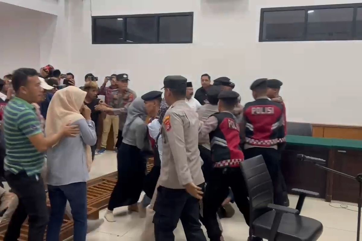 Sidang Pembunuhan Siti Amelia Memanas! Tuntutan Mati untuk Mulyana Picu Histeria, Keluarga Korban Ngamuk di Ruang Sidang!