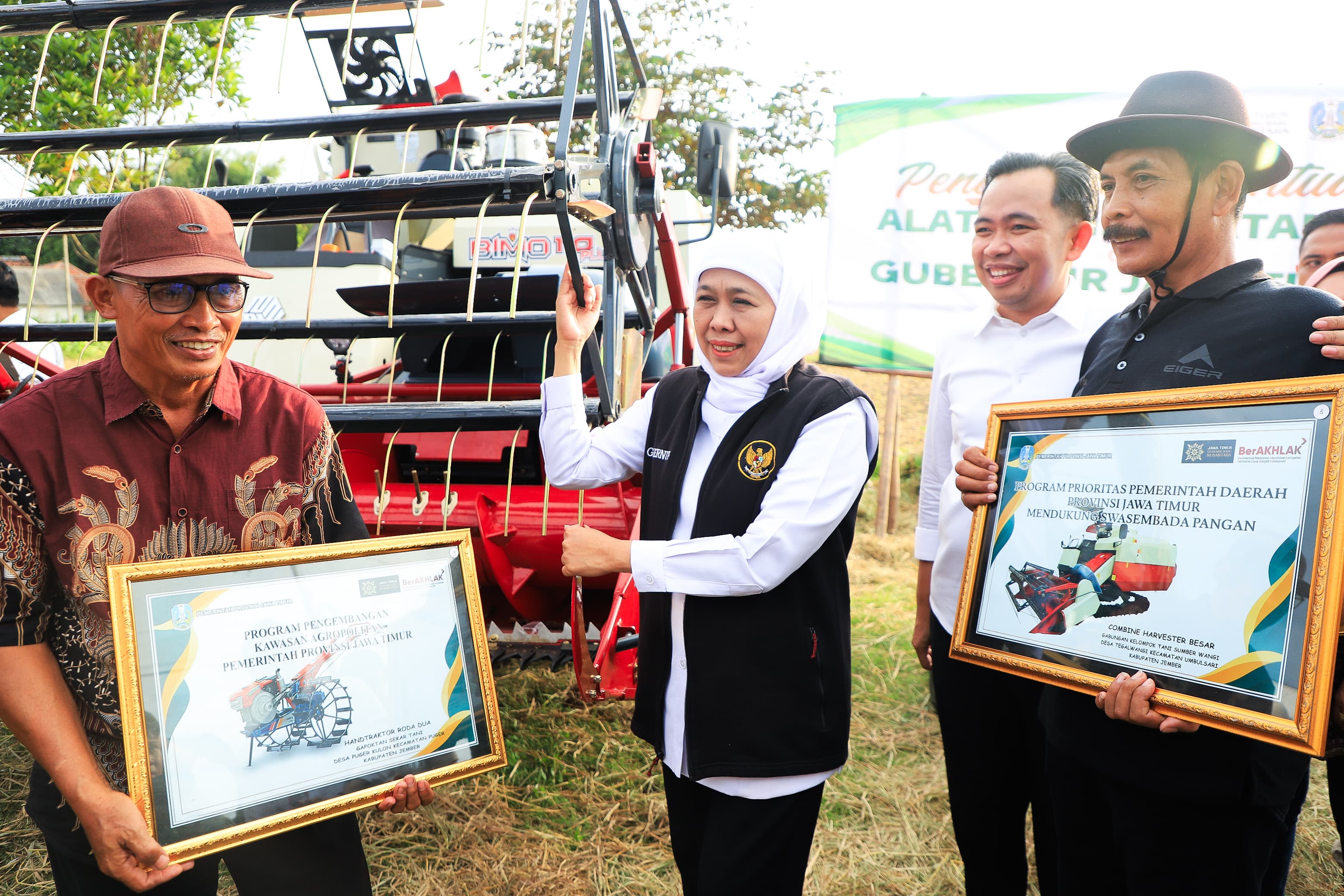 Wujudkan Kedaulatan Pangan, Gubernur Khofifah Salurkan Traktor dan Mesin Pemanen untuk Petani Jember 