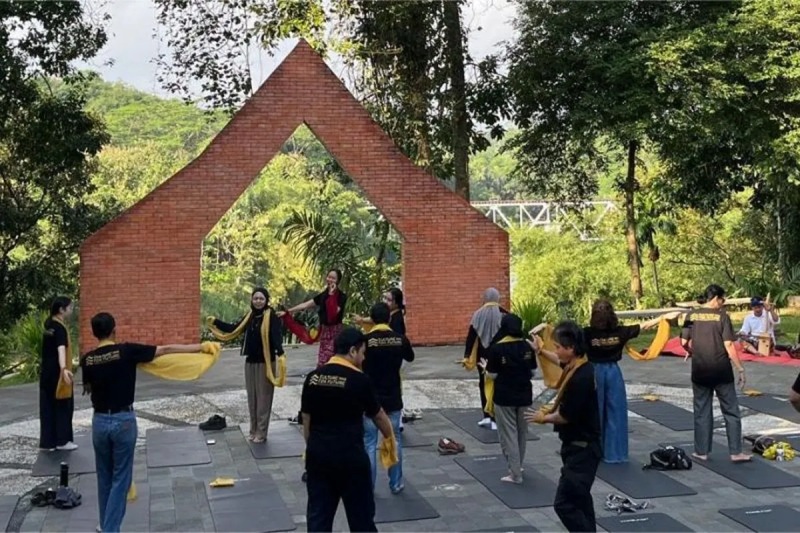 Kreatif! Yoga Nusantara Padukan Gerakan Yoga dengan Musik Sunda