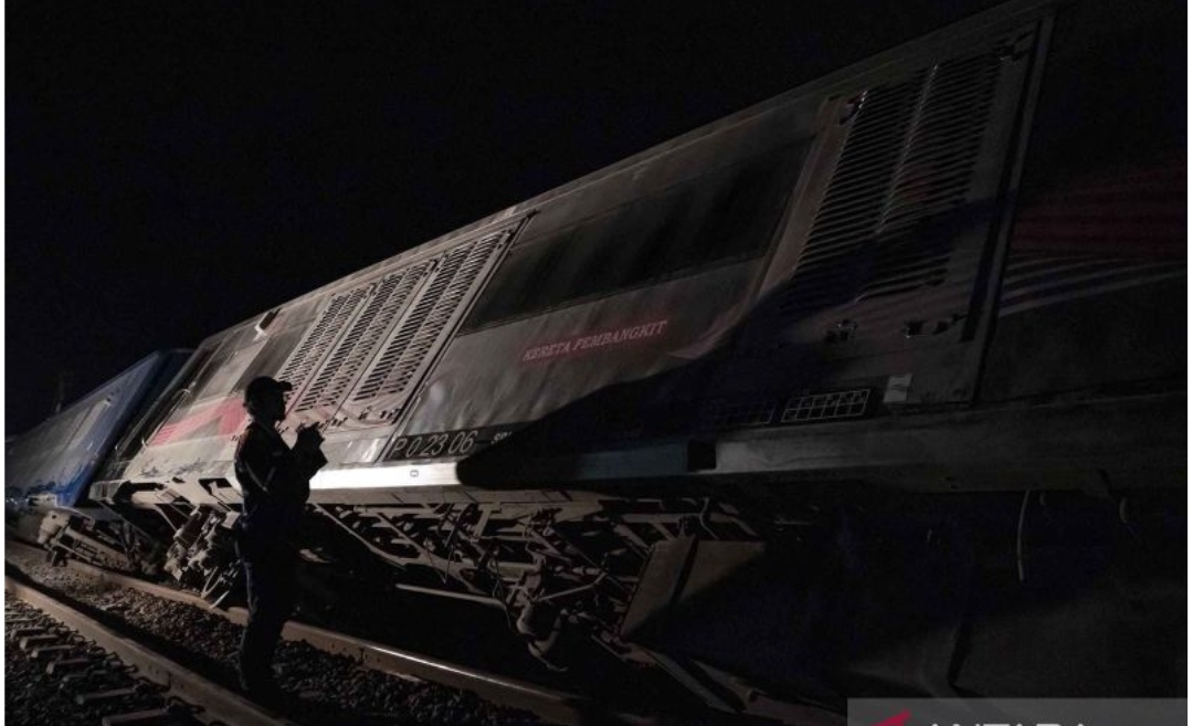 Dampak Kereta Anjlok, KAI Evakuasi Penumpang dengan Bus dari Tegal