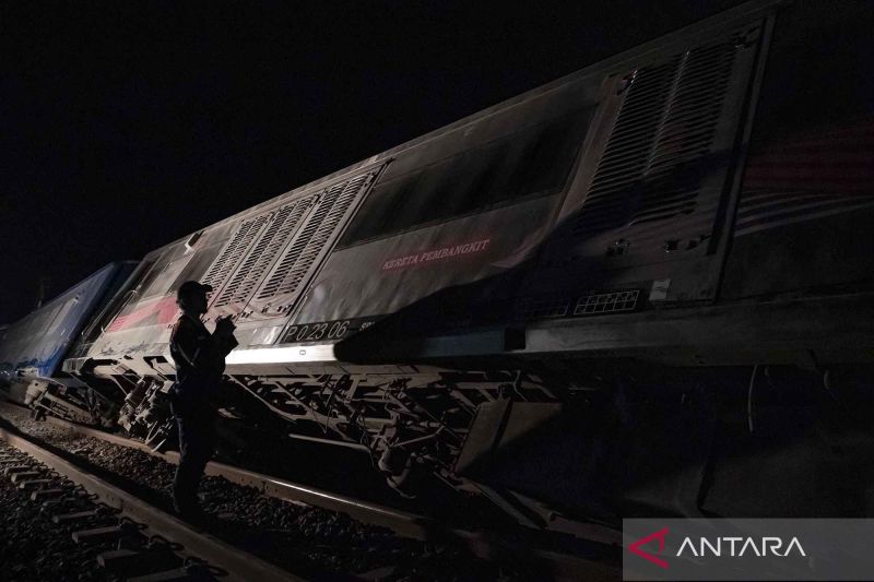 Dampak KA Argo Bromo Anjlok, KAI Semarang Kerahkan 13 Bus Angkut Penumpang di Stasiun Tegal