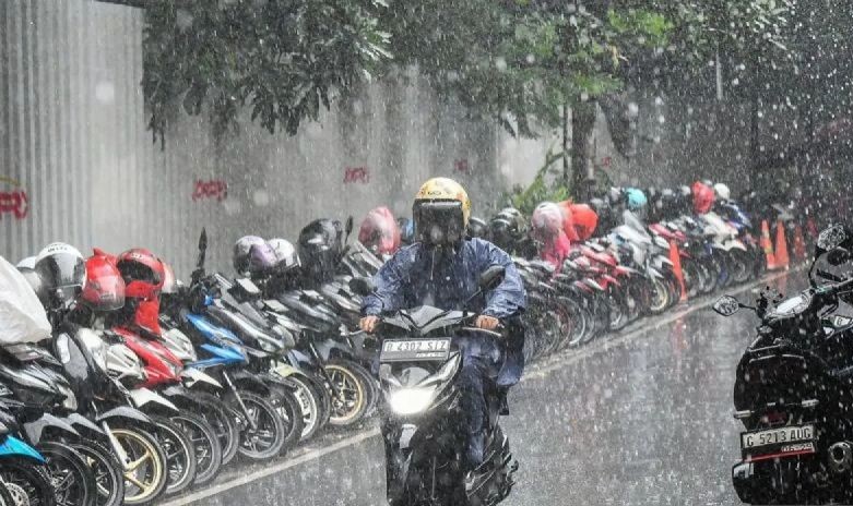 Hujan Ringan hingga Lebat Guyur Sejumlah Kota Besar di Tanah Air pada Hari Ini, Waspadai Petir