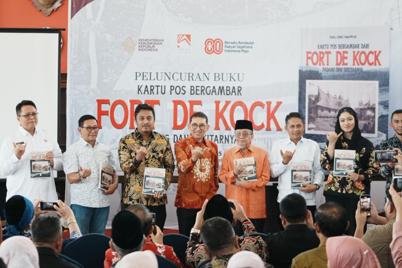 Menbud Luncurkan Buku Kartu Pos Bergambar Fort de Kock, Padang, dan Sekitarnya 