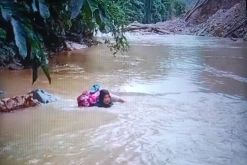 Bertaruh Nyawa, Seorang Bidan di Pasaman Nekat Arungi Sungai untuk Obati Pasiennya