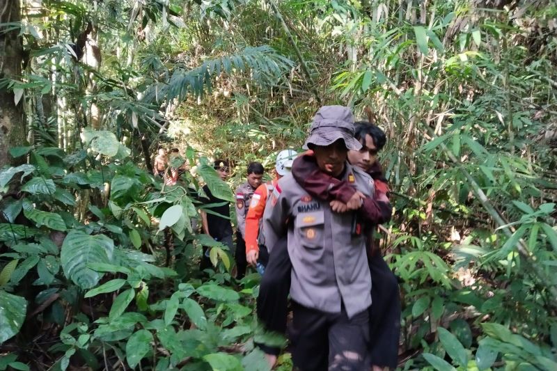 Tujuh Korban Tersambar Petir di Gunung Bawang Berhasil Dievakuasi