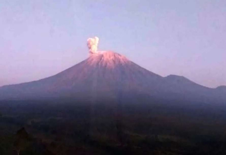 PVMBG: Gunung Semeru Erupsi Empat Kali