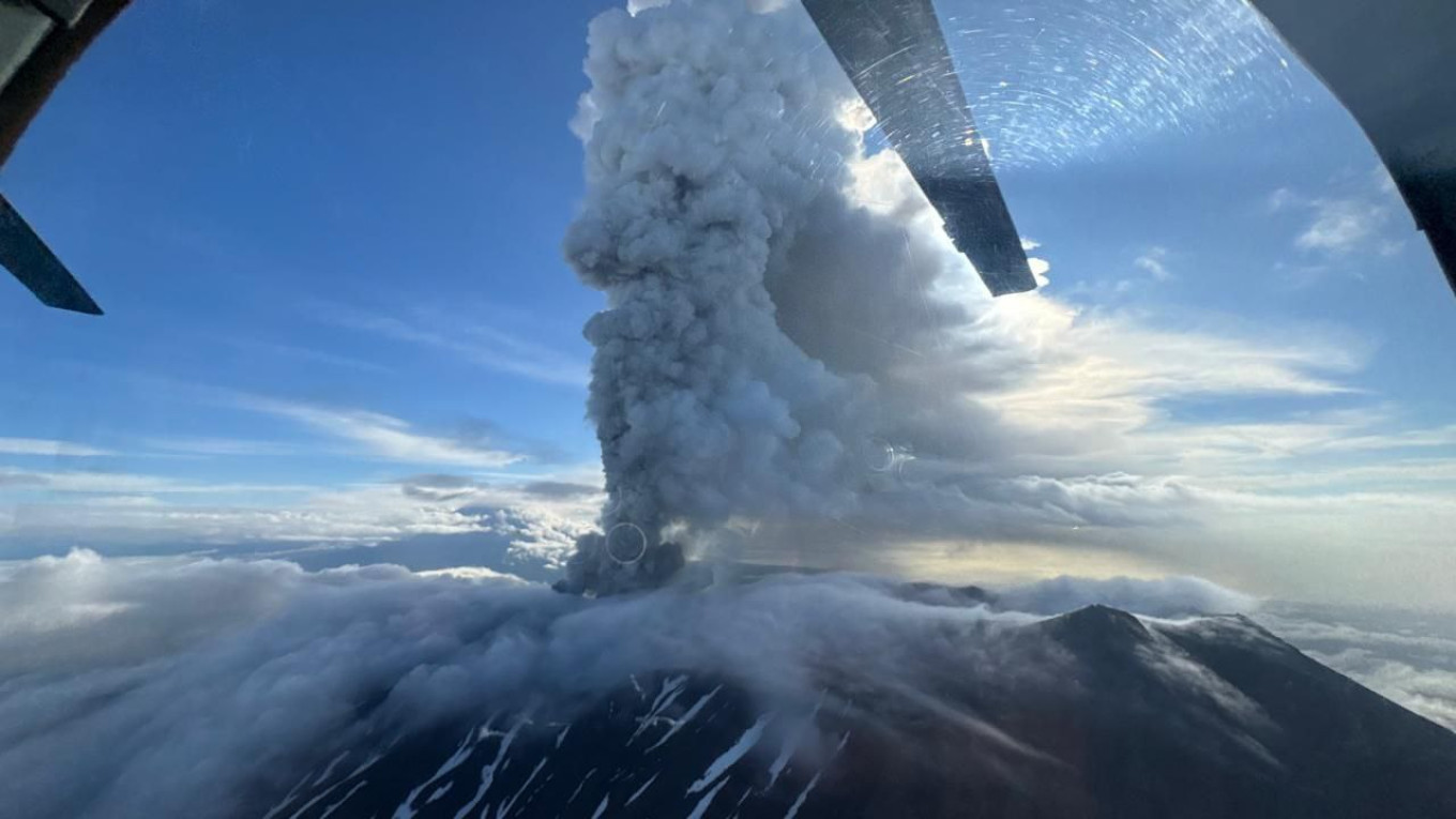 Setelah 600 Tahun Tertidur, Gunung Krasheninnikov Meletus