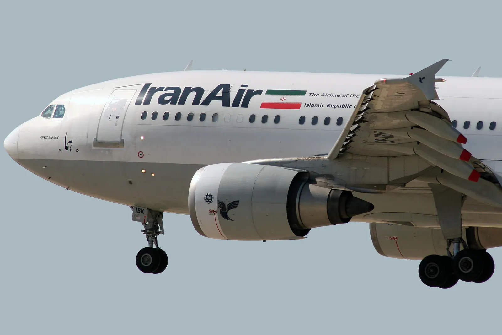 Iran Kembali Buka Wilayah Udara untuk Penerbangan Internasional