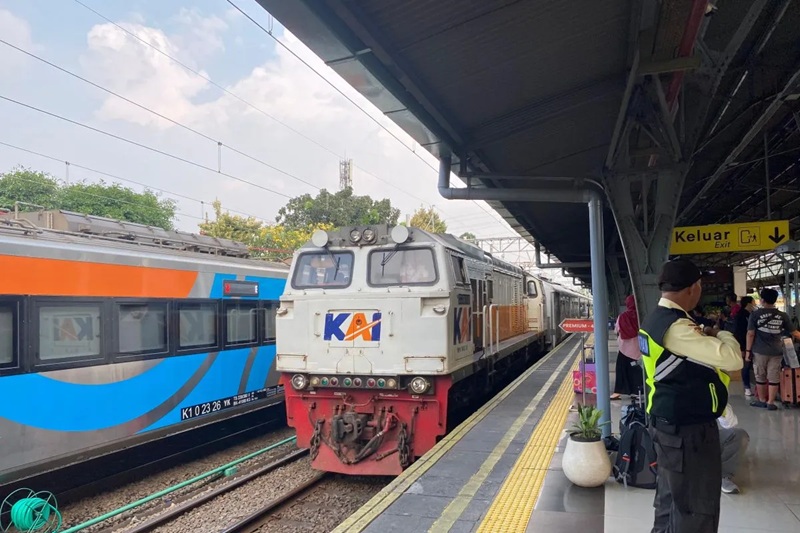 Awas Macet! Ada Demo di Monas, Sejumlah KA Jarak Jauh Berhenti di Stasiun Jatinegara 