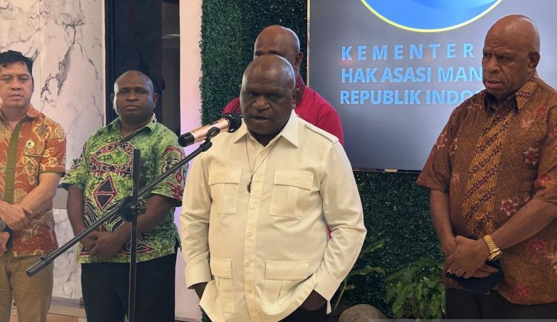 Menteri HAM: Negara Berhak Larang Pengibaran Bendera One ...
