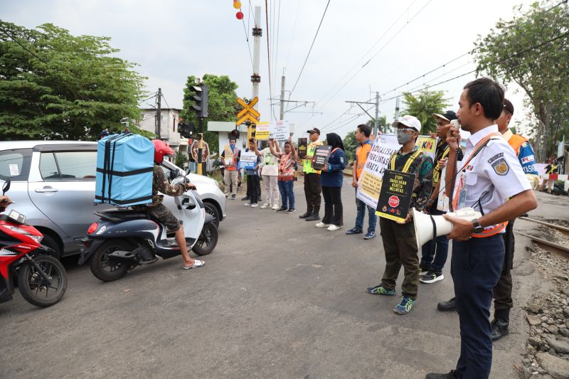 Gambar berita terkait Bahaya Menghantui Pengendara di Perlintasan Kereta, KAI Jakarta Gelar Sosialisasi Keselamatan