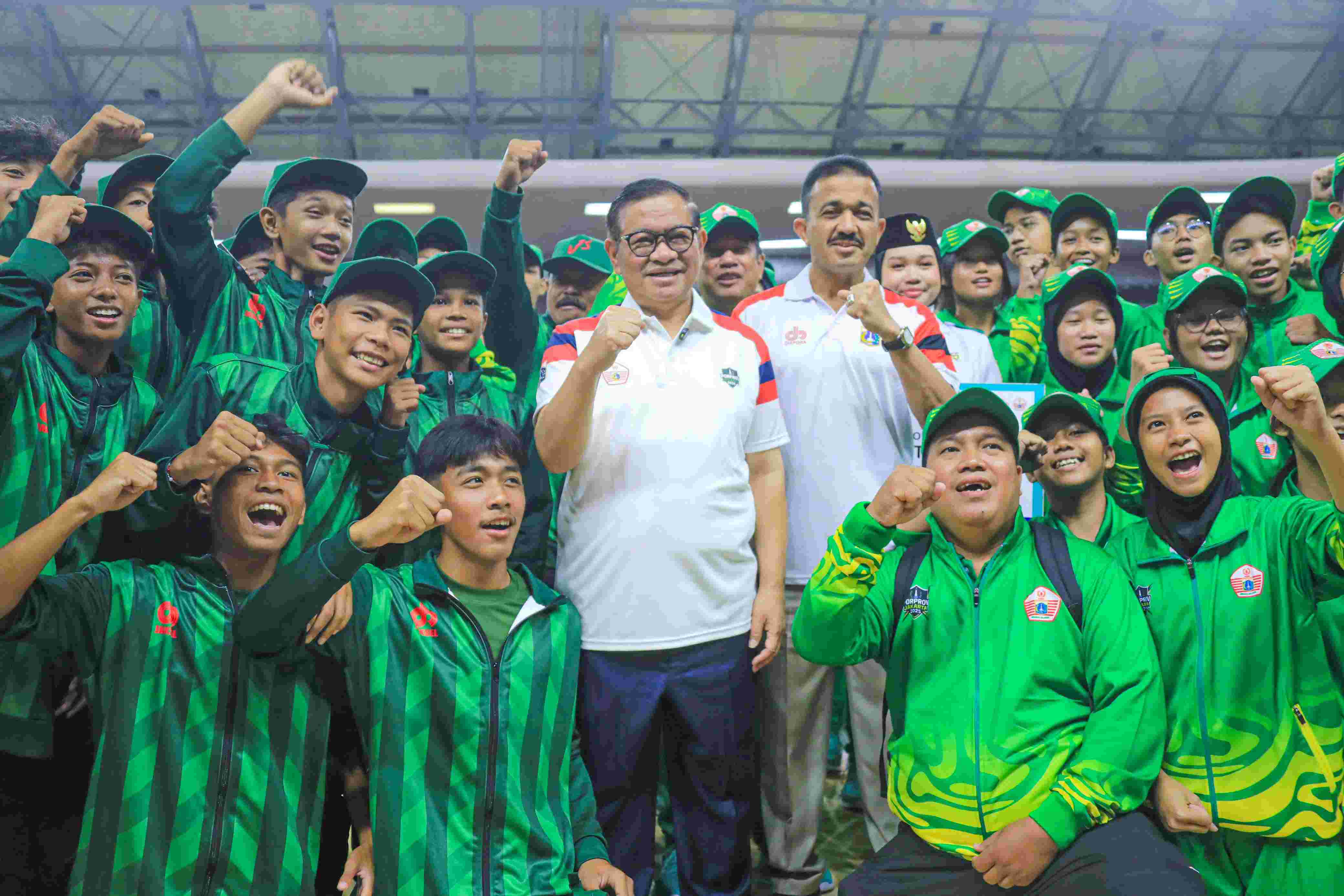 Gubernur Pramono Anung Buka...