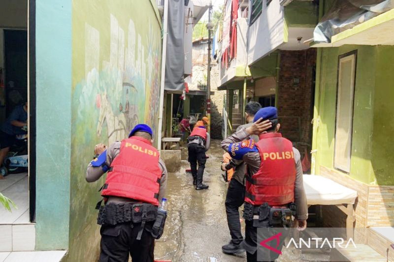 Mantap Dah, Polisi Bantu Warga Bersih-bersih Usai Banjir di Jaktim