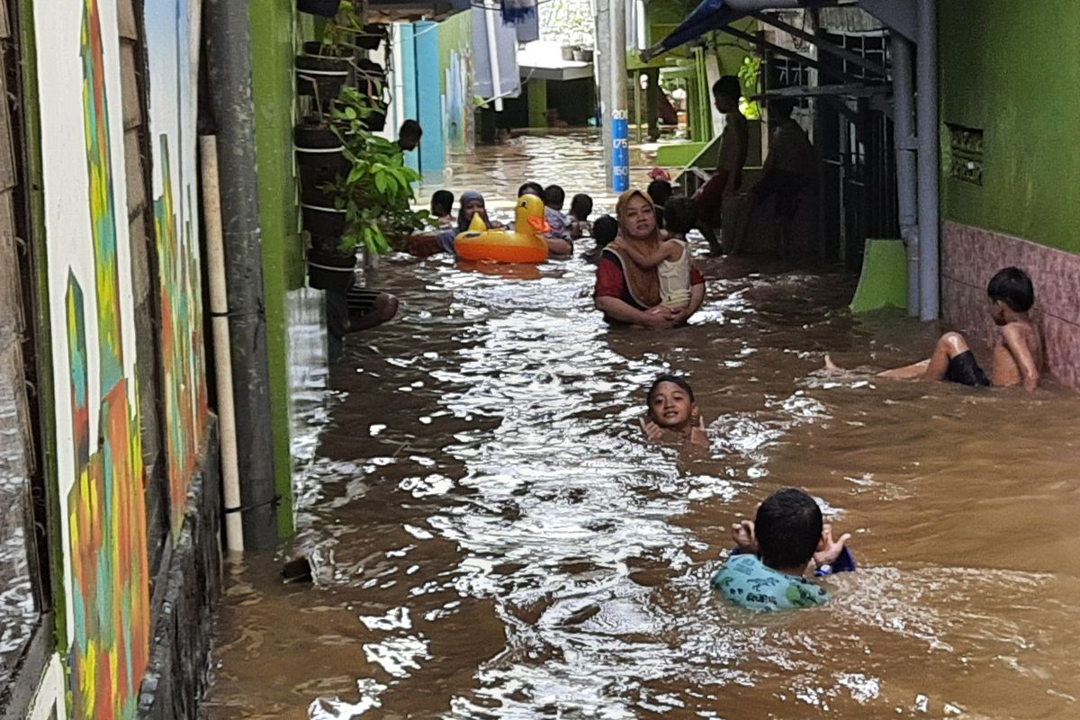 Banjir Tak Kunjung Surut, Warga Kebon Pala 2 Hari Bertahan Tanpa Mengungsi Meski Rumah Terendam Hampir 1 Meter