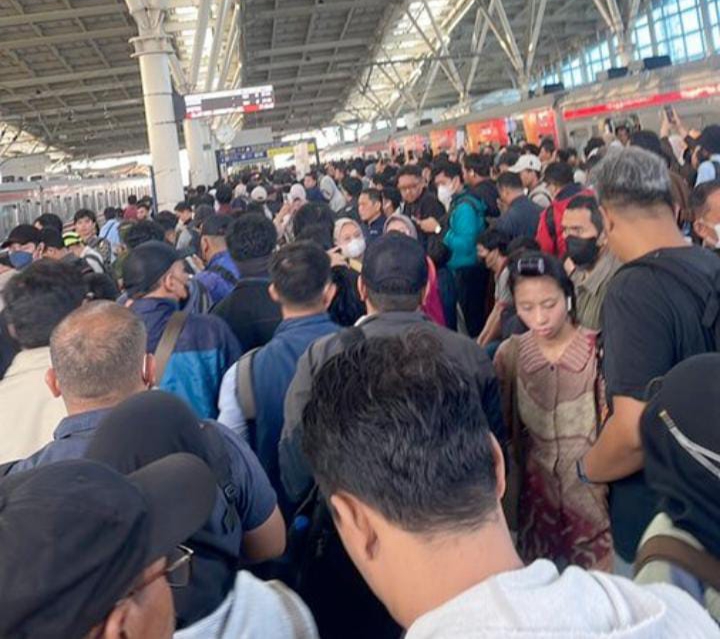Kacau Balau! KRL Bogor-Jakarta Kota Lumpuh Total, Penumpang Terlantar dan Turun Massal di Tengah Perjalanan!