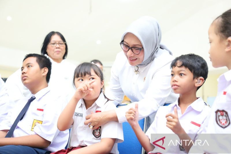 Menteri Arifah Dampingi Siswa SLB Negeri Semarang Jalani CKG