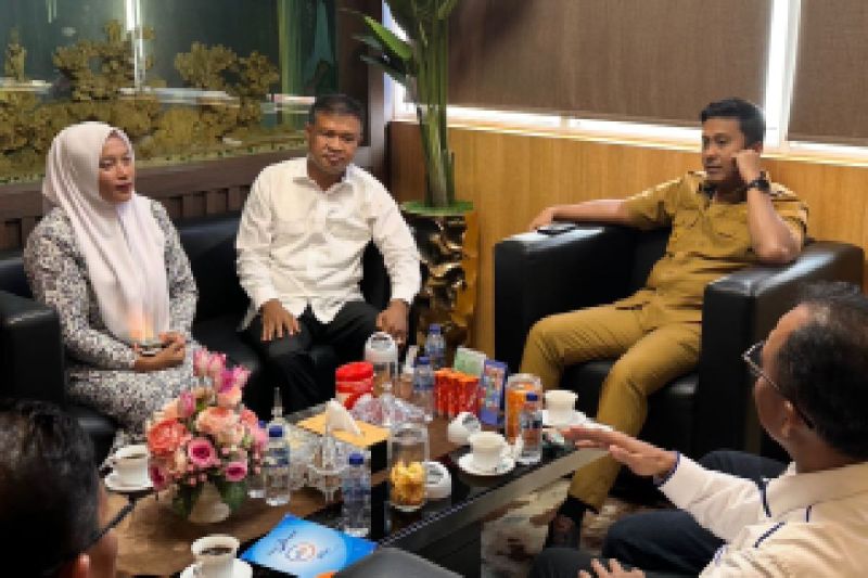 Gambar berita terkait Bidan Dona Lubis Jadi Nakes Teladan Sumbar 2025, Rela Seberangi Sungai Demi Obati Pasien TBC